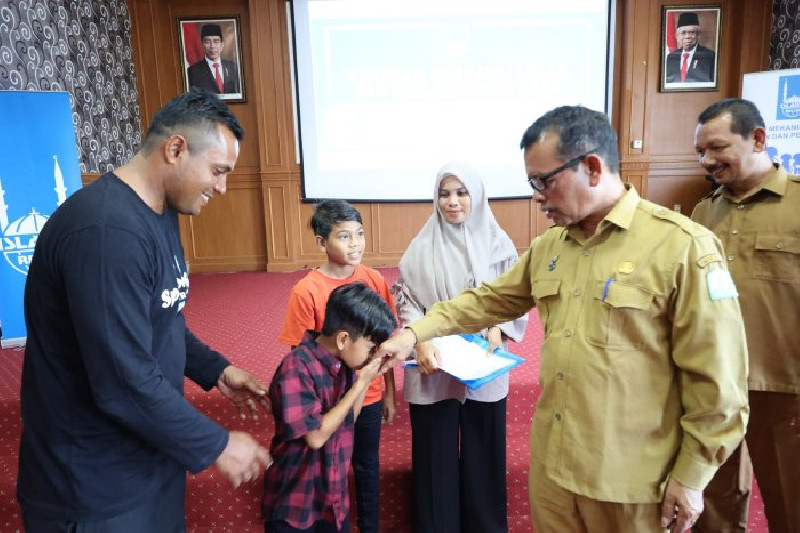 Puluhan Anak Yatim di Banda Aceh dan Aceh Besar Terima Buku Tabungan