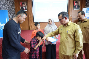 Puluhan Anak Yatim di Banda Aceh dan Aceh Besar Terima Buku Tabungan