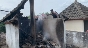 Personel Patko Polresta Banda Aceh Padamkan Kebakaran dengan Alat Seadanya