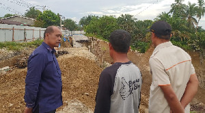 Pj Walikota Subulussalam Tinjau Perbaikan Jalan Amblas di Desa Cepu