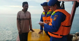 Patroli Perairan, Satpolairud Polres Lhokseumawe Periksa Kelengkapan Dokumen dan Barang Bawaan Kapal
