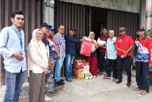 Pemkab Aceh Besar Serah Bantuan Masa Panik untuk Korban Angin Kencang di Barueh