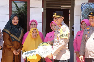Hari Bhayangkara ke-78, Kapolres Aceh Timur Serahkan Bantuan Rumah Kepada Nek Sakdiah