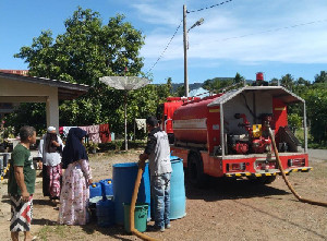 Kekurangan Air di Lhoknga, Pemkab Aceh Besar Suplai 16.000 Liter Air Bersih