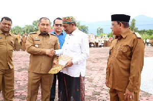 Pj Bupati Aceh Besar Serahkan SK Pengakuan dan Perlindungan Masyarakat Hukum Adat