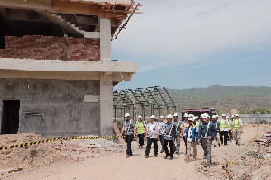 Pj Bupati Iswanto Tinjau Pembangunan Gedung Amanah di KIA Ladong