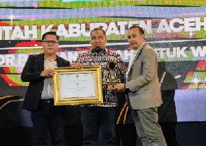 Pj Bupati Aceh Besar Terima Penghargaan Serambi Awards 2024