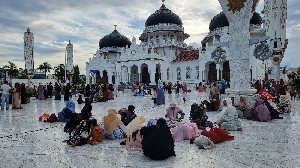 Liburan Idul Adha 1445 H, Masjid Raya Baiturrahman Ramai Dikunjungi Wisatawan