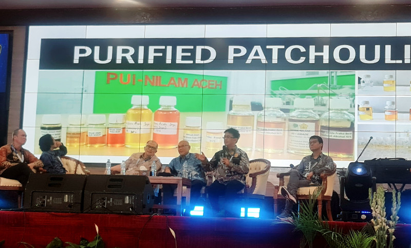 USK Pamerkan Produk Turunan Nilam di Forum Bisnis PTNBH Malang