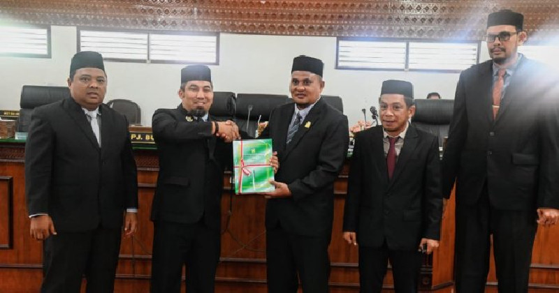 Pj Bupati Aceh Besar Sampaikan Raqan Pertanggungjawaban APBK 2023 ke DPRK