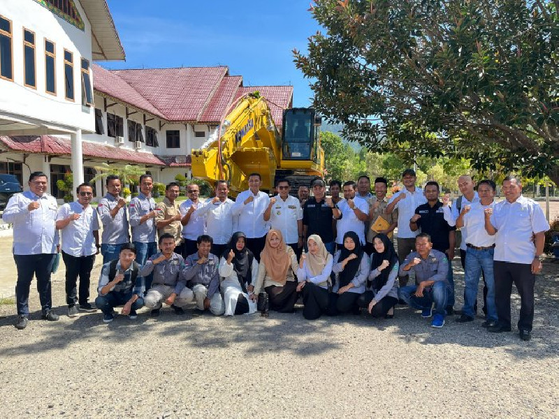 Rawan Longsor, Pj Bupati Gayo Lues Serahkan 1 Unit Excavator ke Dinas PUPR