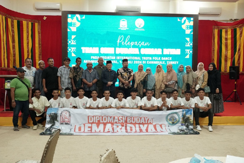 Pj Bupati Aceh Besar Lepas Tim Seni Budaya Oemar Diyan ke Festival Internasional di Turki