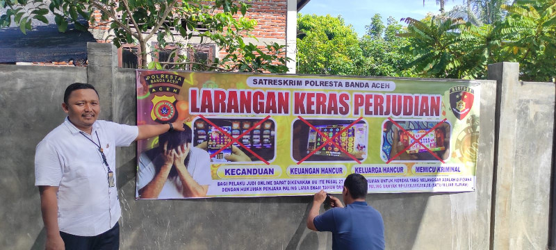 Sat Reskrim Polresta Banda Aceh Pasang Spanduk Larangan Judi di Warung Kopi