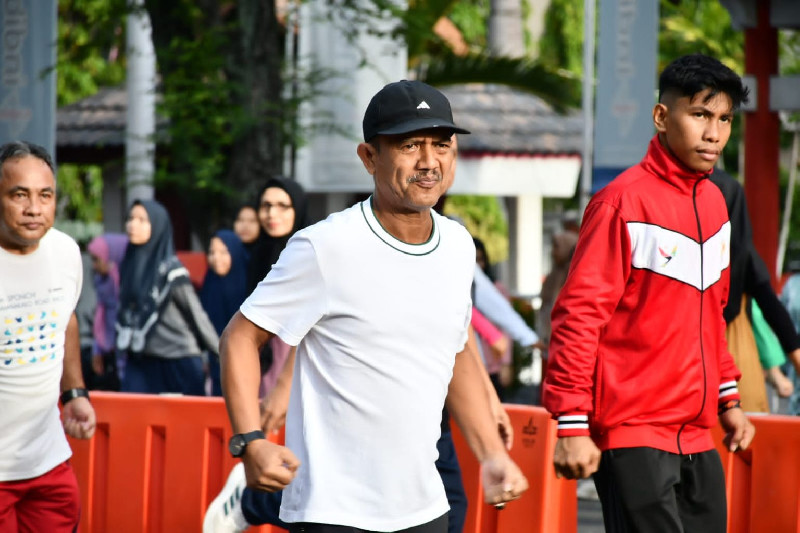 Pj Walikota Ikut Senam Jantung Sehat Bersama Warga Banda Aceh di CFD
