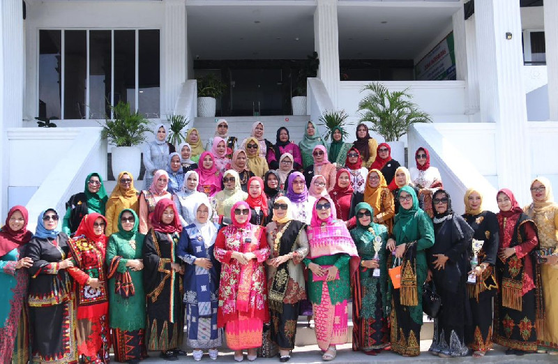 Parade Kebaya Nusantara 2024, Prof Marniati Pamerkan Kebaya Tenun Aceh