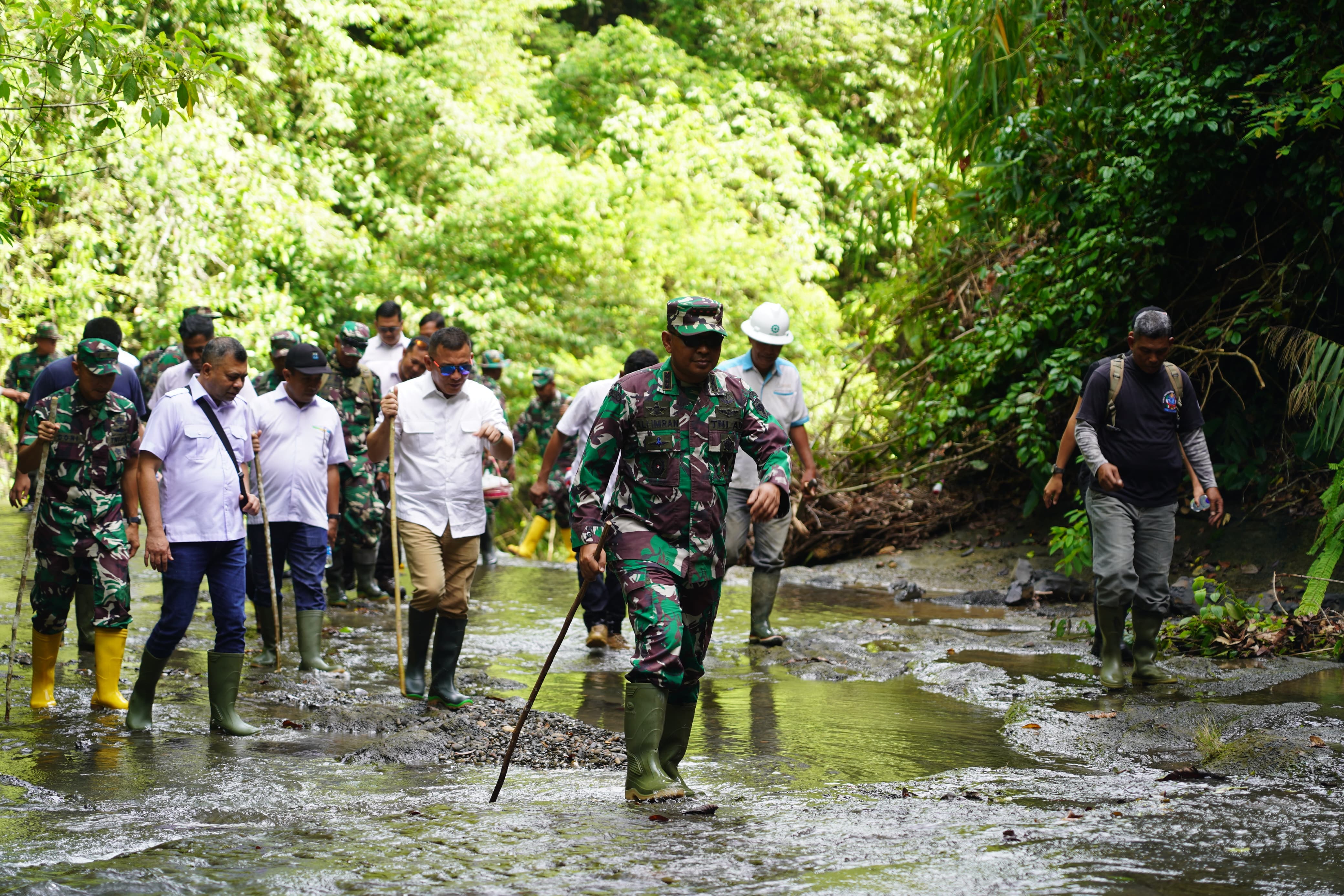 Naik Trail dan Terpaksa Berjalan Kaki, Danrem Napak Napak Tilas ke Makam Cut Meutia