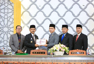 Pj Walikota Ade Surya Serahkan KUA PPAS 2025 ke DPRK Banda Aceh