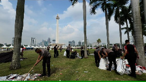 Polri Lakukan Bersih-bersih Usai Pesta Rakyat di Monas