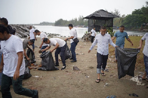 Peringati 18 Tahun Pengabdiannya, Dreg’s Polresta Banda Aceh Gelar Aksi Bersih Pantai