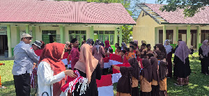 Kesbangpol Aceh Salurkan Bendera Merah Putih untuk SDN Terpencil di Aceh Besar