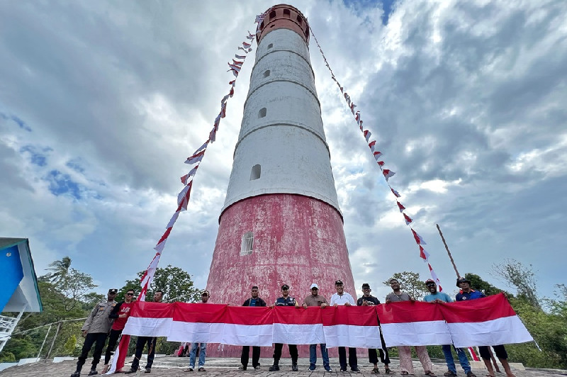 79 Bendera Merah Putih Berkibar di Mercusuar Willem's Torrent III Pulo Breuh