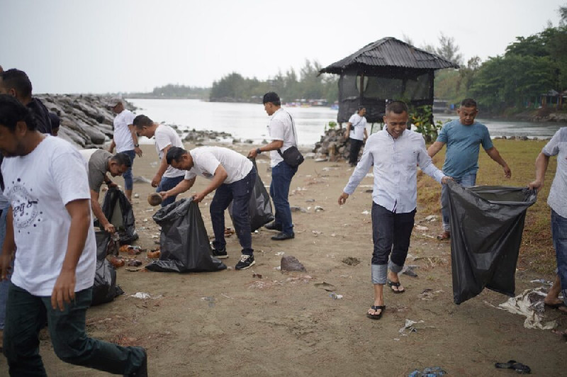 Peringati 18 Tahun Pengabdiannya, Dreg’s Polresta Banda Aceh Gelar Aksi Bersih Pantai