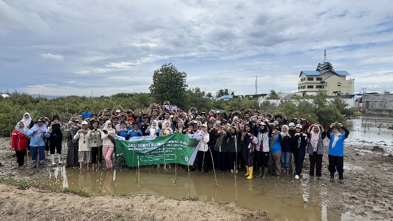 Aksi Nyata Sobat Bumi dan Mahasiswa Lakukan Konservasi Mangrove di Banda Aceh