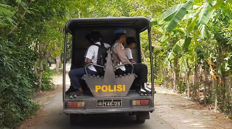 Terkendala dengan Angkutan, Para Pelajar Manfaatkan Mobil Patroli Polsek Darussalam