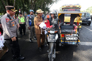 Sambut HUT RI, Forkopimda Bagikan Bendera Merah Putih Kepada Warga Banda Aceh