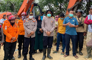 Kapolres Bireuen Pimpin Pencarian Korban Tertimbun Longsor Sampah di TPA Peudada