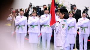 Presiden Jokowi Kukuhkan 76 Pelajar sebagai Paskibraka di IKN