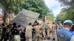 Satpol PP WH Banda Aceh Bersihkan Ulee Lheue dan Sekitarnya dari PKL