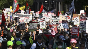 Demonstran Pro-Palestina Robohkan Pagar di DNC Chicago, Protes Dukungan AS ke Israel