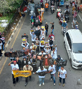 Aksi Anak Muda Aceh Dalam Pawai Parade Orang Utan di Pawai Budaya HUT RI