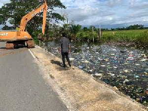 Jelang PON XXI, DLH Aceh Besar Tangani Sampah di Saluran Blang Bintang