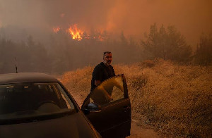 Kebakaran Hutan Meluas di Dekat Athena, Evakuasi Berlangsung di tengah Panas Menyengat