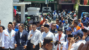 Aksi Konvoi Meriah Warnai Pendaftaran Irwan Djohan - Khairul Amal ke KIP Banda Aceh