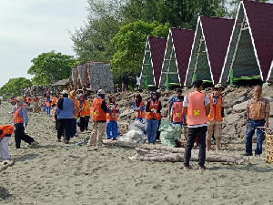 Sambut PON XXI dan HUT RI, Aceh Besar Bersihkan Kawasan Wisata Pantai