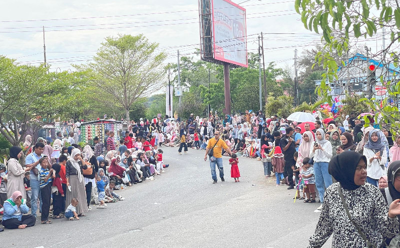 Ribuan Warga Banda Aceh Antusias Saksikan Pawai Budaya HUT RI