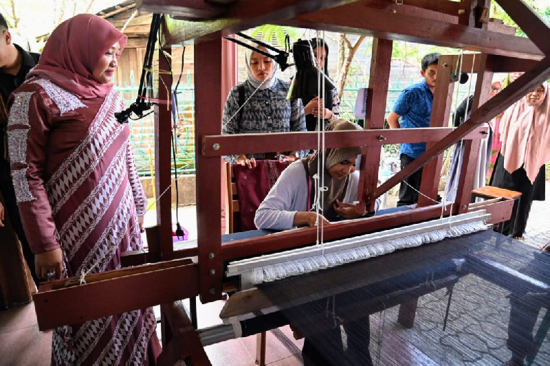 Pastikan Pakai Motif Khas Aceh Besar, Pj Ketua Dekranasda Jumpai Penenun Muda