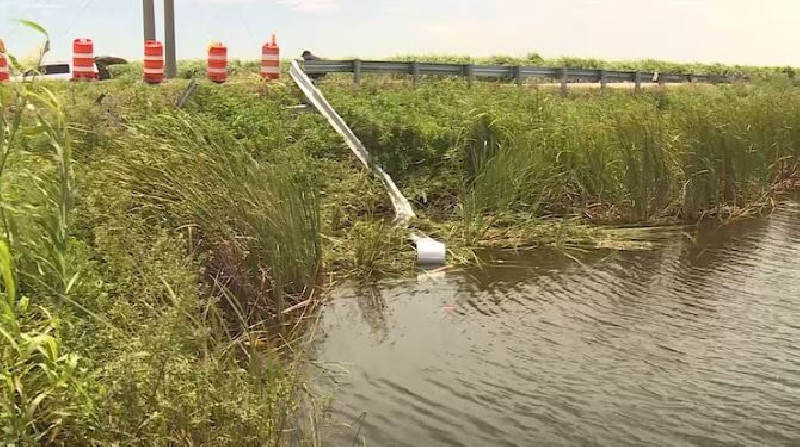 Kendaraan Terbalik di Kanal Florida, 9 Orang Tewas