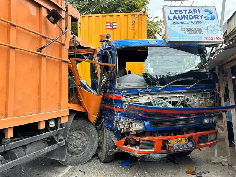 Truk Tronton Hantam Truk Pengangkut Peralatan PON XXI di Aceh Timur