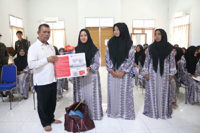 Kadinsos Aceh Berharap Lulusan Kelas Menjahit RSBM Mampu Mengembangkan Diri