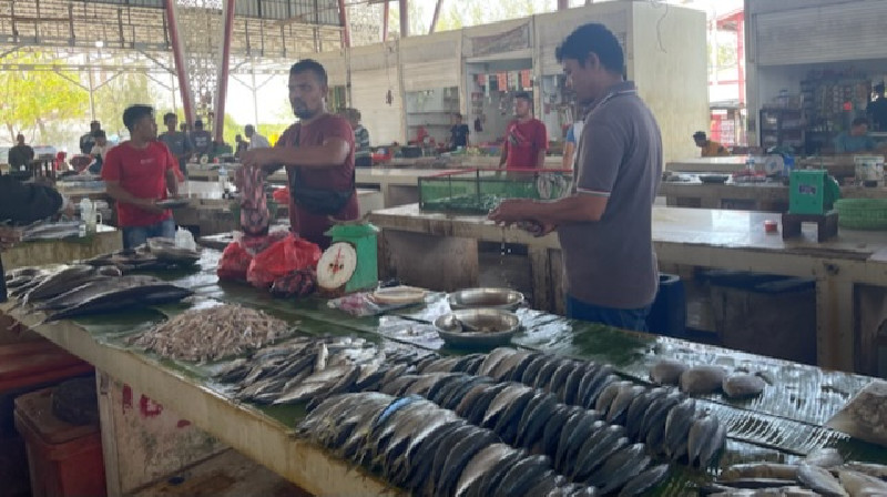 Akibat Cuaca Buruk, Stok Ikan di Pasar Almahirah Menipis