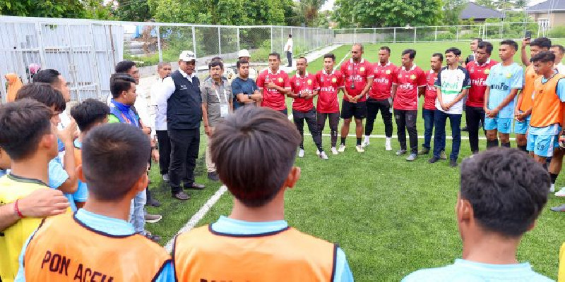 Pj Gubernur Safrizal Kunjungi Latihan Tim Sepak Bola PON Aceh