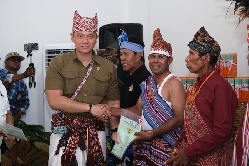 25 Tahun Penantian, Warga Eks Timor Timur Terima Sertifikat Tanah TORA