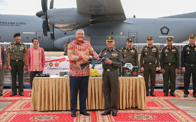 Perkuat Kerja Sama Pertahanan, Indonesia Serahkan Bantuan Militer $500 Ribu ke Kamboja