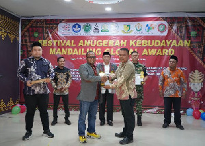 Kasibun Daulay Terima Penghargaan Tokoh Inspiratif Peduli Adat dan Budaya