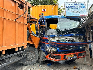 Truk Tronton Hantam Truk Pengangkut Peralatan PON XXI di Aceh Timur