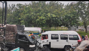 Sopir Ngantuk, Mobil Pick Up Hantam L300 di Lhokseumawe